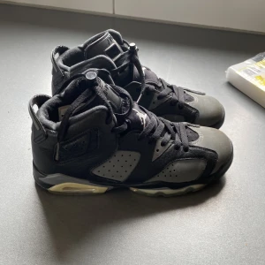 Jordan 6 - Jordan 6 retro cool black Grey köpta för 2400 och säljer pga inte min stil längre. Bra skick med inga märken
