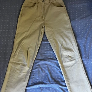 Byxor - Byxorna är använda ett fåtal gånger. Storlek 28/29 i midjan och 30/31 i längden. Sitter löst 