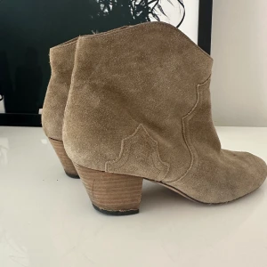 Isabel Marant skor  - Säljer dessa as snygga Isabel Marant skorna i modellen ”Dicker suede ankle boots”. Skorna är äkta.🌼 Skriv vid eventuella frågor eller funderingar!⭐️ Storlek: 37
