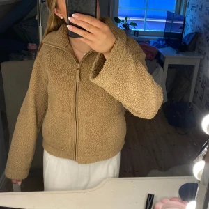 Teddyjacka🥰 - Säljer denna supersnygga Teddy jacka från HM som är slutsåld🙏🏼den är i storlek M men passar mig bra som oftast brukar ha S. Kontakta för fler bilder eller info🥰