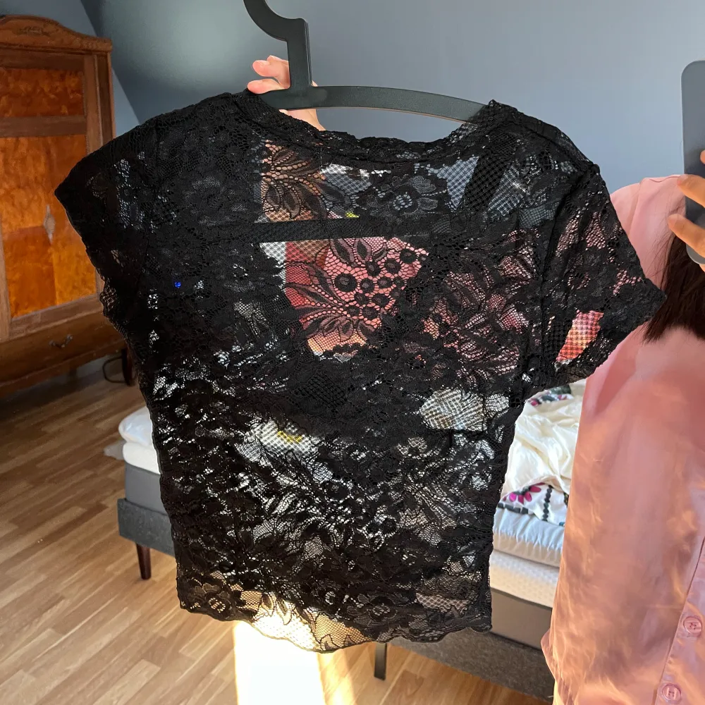 Säljer denna helt oanvända spets t shirt från Venderbys då den inte har kommit till användning. Köpt för cirka 650 kr inräknat frakt. Storlek S/M.. T-shirts.