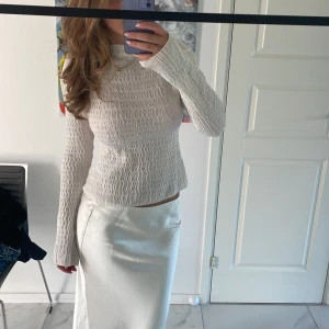 Vit topp från Gina  - Så fin tröja från Gina men kommer inte till användning. Har en liten defekt (se bild 3), kanske går att sy ihop har inte testat. Men syns inte om man stoppar ner kragen lite grann bara💓💓