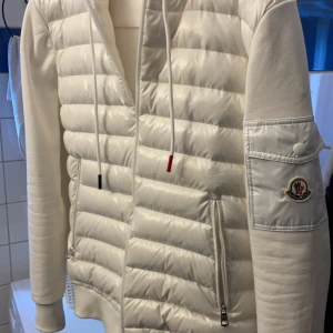 Moncler Vårjacka Vit - Moncler Vårjacka Bara använd max 5 gånger Fick denna i present 2023 men är lite för liten så tänkte sälja den. 3000kr pris kan diskuteras vid snabbaffär Storlek S Kan mötas i stockholm eller skicka via frakt
