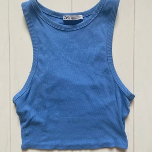Blå crop top - Ett blått linne från Zara, använt men i fint skick. Passar som en S/XS. Hör av er om ni har frågor 