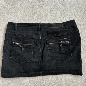 Svart jeanskjol  - Svart jeanskjol från ONLY men köpt second hand. Storlek 42, men skulle säga att den är mer som en 40. 