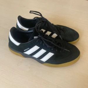 Adidas Spezial  - Hej! Jag säljer ett par Adidas Spezial hb för bara för 299 kr! Skick 7/10. Dem är mest använda inne. Har dock lite lite smuts, (be bilder) namn är skrivet på tagsen och snörena är lite slitna. Be om fler bilder och skriv om ni undrar nått.  Mvh Carl!