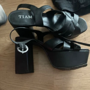 Svarta klackskor  - Fina klackar som tyvärr inte kommer till användning, fint skick