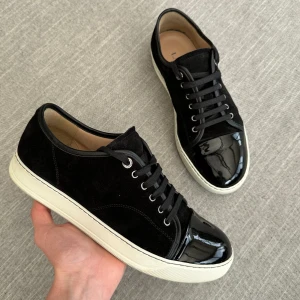 Lanvin Skor - Säljer nu dessa sjukt fräscha svarta lanvins i storlek 42 (UK8) sitter större | Skick 9,5/10 | Box medföljer | Hör av dig för fler bilder eller om du har någon fundering ✌️