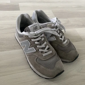 New Balance 574 sneaker - New balance 574! Använda under ca 1.5 mån resande, utöver det inte alls. Väldigt snygga fortfarande men har självklart tecken på att de är använda! Nypris 1300kr