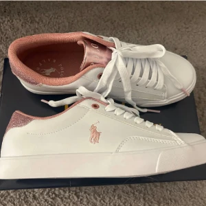 Ralph lauren rosa glittriga skor  - Populära rosa glittriga Ralph lauren skor, slutsålda. Aldrig använda. Strl 35 men passar mig som brukar ha 36, hör av dig vid frågor💗