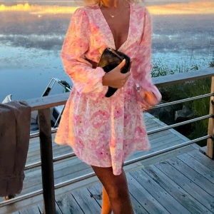 Blommig klänning  - Jätte fin blommig kläning köpt på new yorker! Andvänd bara en gång, säljer för jag kmr inte få någon mer andvändning av den🤗behövde gå upp i storlek för annars blev den för kort, brukar ha 34/36 och är 169!