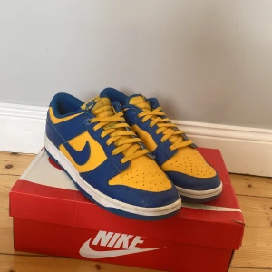 Nike dunk low Ucla stlk 44 - Fick dessa i present för drygt 1 år sedan och säljer dem för att de blev för små. Gör rent dem när de ska fraktas. Cond 8/10 Box ingår och ska leta efter kvitto⭐️