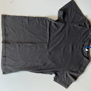 2x svart t-shirt -  Säljer då de är för små 