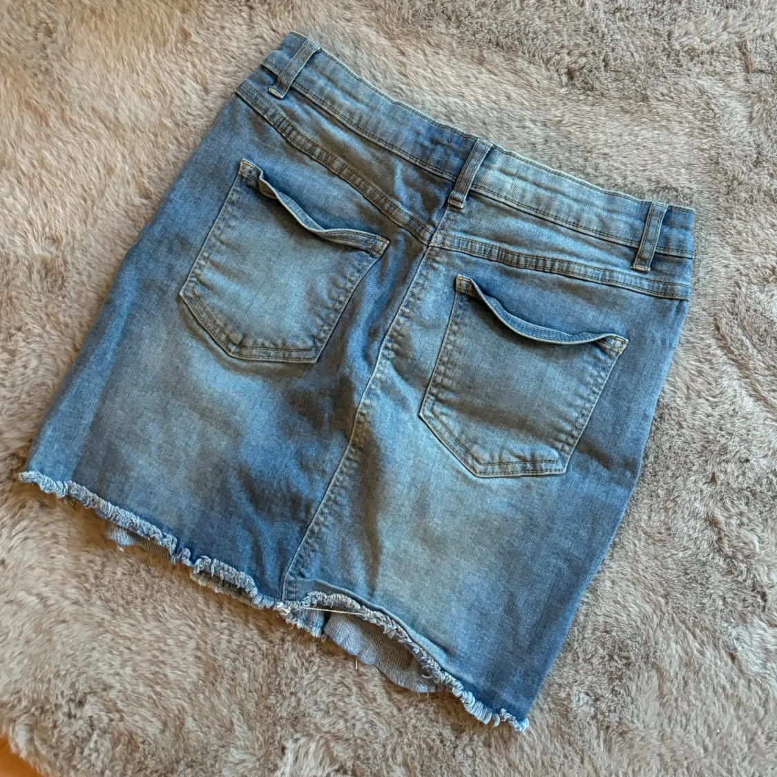 Jeanskjol med slitningar  - 90