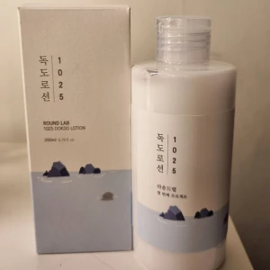 Round lab 1025 Dokdo lotion 200ml - En fuktgivande lotion för ansikte från Round lab som innehåller Djup havsvatten och  naturhärledda mineraler (magnesium, kalcium, zink). Jag har använt litegrann och det känns väldigt fuktig. Tyvärr passar den inte med min hudtyp. Ordpris : 269kr