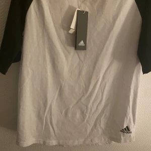 Adidas T-shirt - Aldrig använt, helt ny , skön att ja på sig. Köpt för 300kr säljs för 120kr. Fungerar på kvinnor och män. Pris kan diskuteras