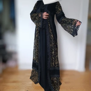 Svart abaya - Ny svart abaya med guldoga detaljer, köpt i turkiet. Storleken står inte men passar mig med storlek 38/40 M.