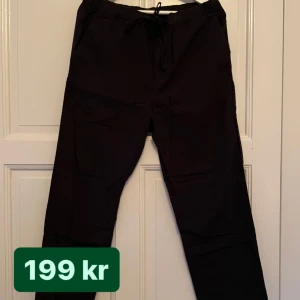 Svarta Linnebyxor  - Svarta H&M linnebyxor i gott skick. Använda få ggr. Storlek: M. Byxbenslängd: 100 cm. Tryck på ”Köp Nu” för att köpa. 