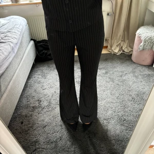 Kostymbyxor - Kostymbyxa från Gina tricot i storlek 40, helt ny har prislapp kvar. Säljer pågrund av att dom är förstora, säljer även västen till men separat ifall man inte vill ha båda
