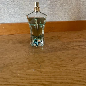 JPG paradise garden - Säljer min jaen Paul Gaultier 75 ml flaska ungefär 65 kvar köpte den på kicks för 1050 kr