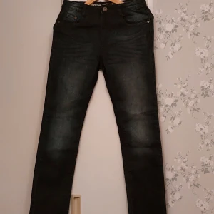 Jeans för tonåring  - Svarta helt nya jeans för tonåring. 