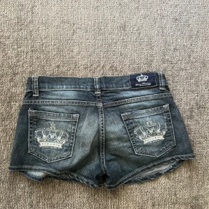 Victoria Beckham jeans shorts  - Midjebredd är 37,5 cm och hela shortsen är ca 30 cm lång beroende på var på shortsen man mäter🩷Det står inte vilken storlek det är men använd gärna måttet 🫶🏻