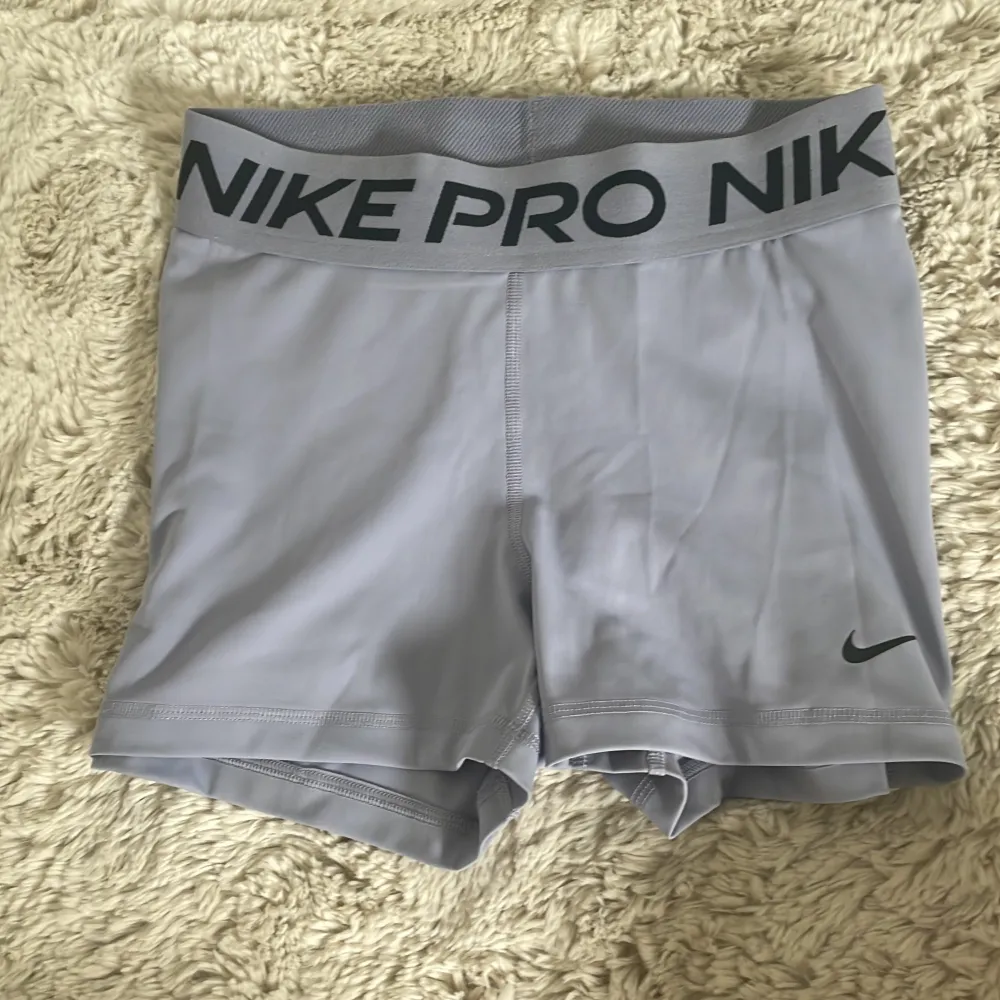 Ett par Nike pro shorts som inte kommer till andvändning. Inte något stort täcken på andvändning. Orginal pris 349kr. Är ni  intereserade är det bara att skriva . Sportswear.