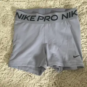 Ett par Nike pro shorts som inte kommer till andvändning. Inte något stort täcken på andvändning. Orginal pris 349kr 