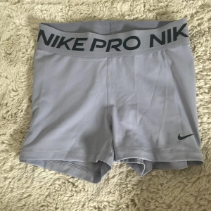 Nike pro shorts - Ett par Nike pro shorts som inte kommer till andvändning. Inte något stort täcken på andvändning. Orginal pris 349kr. Är ni  intereserade är det bara att skriva 