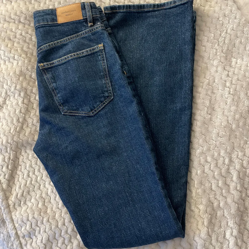 Full length flare jeans ifrån Gina tricot. Aldrig kommit till användning och därav i nyskick❣️. Jeans & Byxor.
