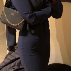 Lång tajt mörkblå klänning från Asos  - Strl M använd en gång på en fest, mycket fin åtsittande klänning, väldigt bekväm, köpt 669 säljer för 300