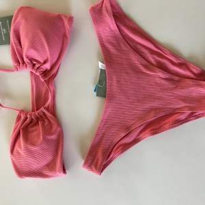 Bikini rosa från H&M. Bikiniöverdel med en halterneck-design och en kors i mitten, Stl 38 vadderade kupor. Nederdelen har ett klassisk snitt, Stl 40, ngt små i storleken mer som en medium. Nya med lapparna kvar. 