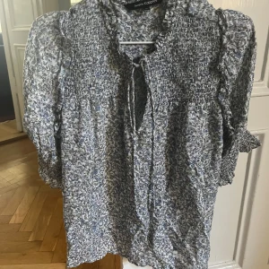 Mönstrad topp - Fin topp från Kappahl, med blått blommigt mönster