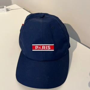 Paris X jordan keps. - Bra skick. Fraktar via postnord. Kan gå ner i pris vid snabb affär