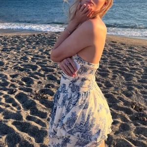 Söt sommarklänning - Säljer denna underbara klänningen från Cider, köpt förra året men använd Max 4 gånger. Den har inga defekter, säljer pga att den inte riktigt kommer till användning. Storlek M, är 173 cm! 