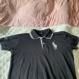 Ralph lauren pique - Nästa aldrig använd. Tunn tröja bra till somaren 
