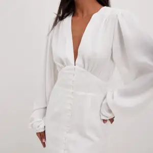 Säljer en jättefin vit klänning från na-kd. Använd två gånger och i jättebra skick💕den passar perfekt till antingen en avslutning, midsommar eller en sommardag 🌷nypris: 699kr mitt pris: 350kr + frakt