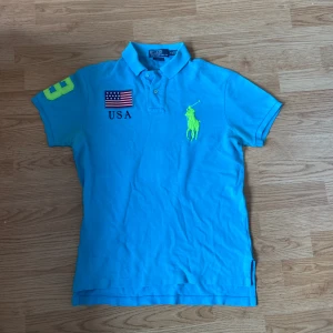 Ralph Lauren USA Polo/pike  - !skicka bud för snabb affär! Ralph Lauren USA piké sädd på chiefkeef i flera bilder. Storlek S i bra skick fast finns fläckar under armarna vilket går att tas bort, o liten skada dä nere. Skriv om ni undrar någonting eller om ni vill ha fler bilder 📲