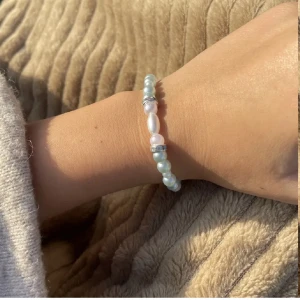 Handmade Jewelry 🌟 - Jättefint handgjord armband med blå och vita pärlor  perfekt till sommaren 🦋