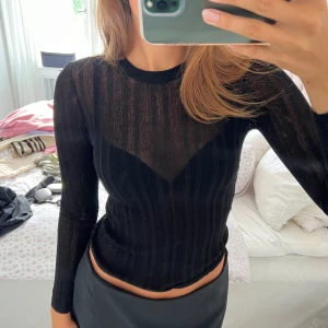 Svart topp  - Denna svarta toppen från zara är så fin till fest och super trendig! Inte använd så ofta. 🥂🙌🏼🤍