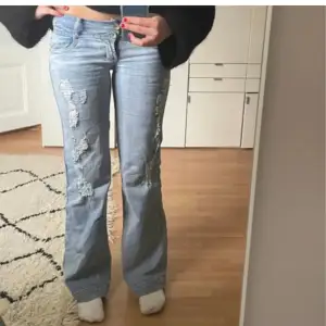  Snygga vintage jeans med slitningar! säljer pga för långa i benen. Skulle säga att dem passar någon från 165-175 cm, beroende på önskad passform👍 Tveka inte att höra av dig vid minsta fråga/fundering! Priset är diskuterbart.