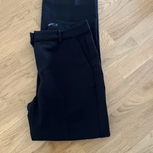 Gina Tricot kostymbyxor  - Säljer mina helt oanvända Gina Tricot kostymbyxor i storlek 34.