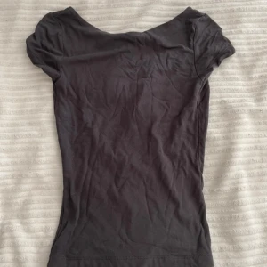 ✨Rygglös t-shirt✨ - Säljer denna snygga gråa t-shirten med öppen rygg som är perfekt nu till sommaren🩶