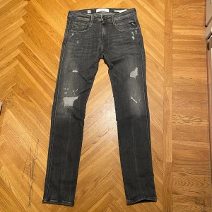 Replay anbass jeans - Säljer mina Replay jeans (anbass) eftersom de är för små. Dem är bara använda ett fåtal gånger och är i toppskick. Köpta på BestSecret, kvitto m.m finns. Nypris 1999kr. Kom privat för fler frågor samt bilder.