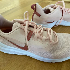 Oanvända Nike skor - Fint skick, väger ganska lite, passar storlek 38. 