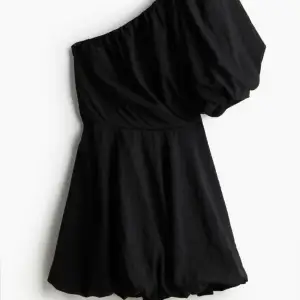 Jätte fin klänning från hm som är slutsåld, klänningen är helt ny med prislappen kvar. Ny priset är 549kr.💕
