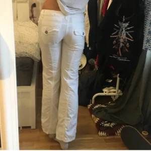 Lågmidjade cargobyxor - Midjemått: 40cm och innerbenslängd: 80cm