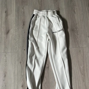 Jag säljer mina knappt använda palm angels byxor dem passar folk som är typ 165-180 - Bra