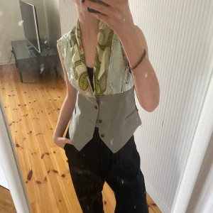 Fin unik blus - En fin och unik blus från superluckycst! Det sår ingen storlek men skulle säga att den sitter som en xs/s.