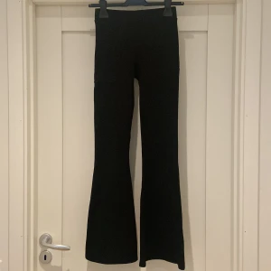 Yogapants svarta - Yogapants Gina Tricot svarta strl XS.  Utterbensmått 99 cm Innerbensmått 75 cm